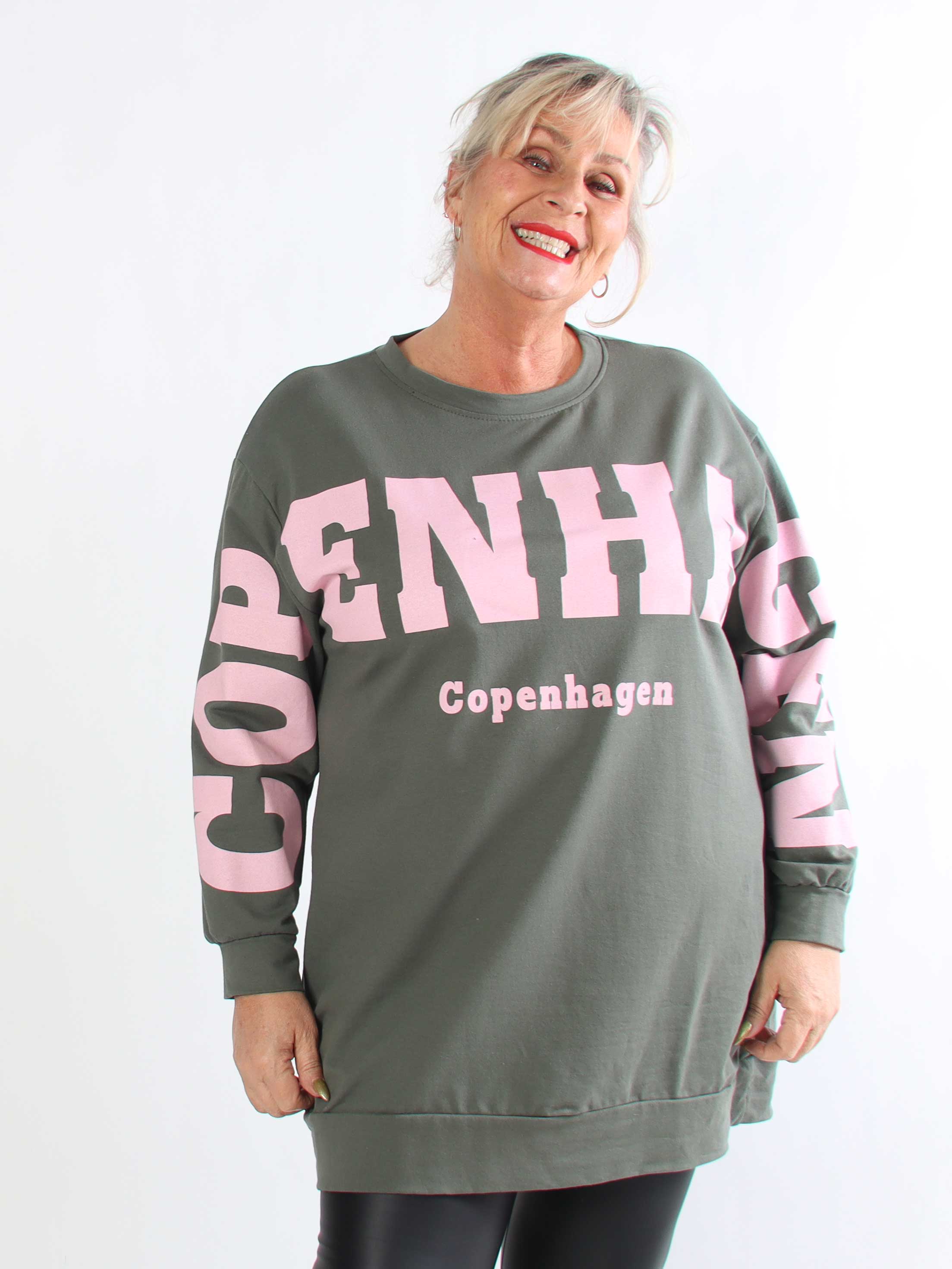 Claudine - Plus size joggingklänning i bomull med texten COPENHAGEN